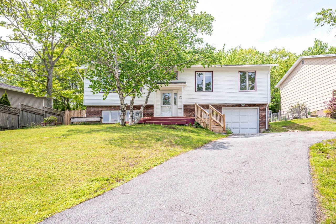 Exquisite 4 Bedrooms House in Bedford with Huge Fenced back yard, good school program, and good community !